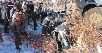 消防官兵破拆驾驶室 消防官兵破拆驾驶室