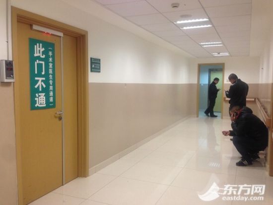 茆盛泉亲友在手术室门口 茆盛泉亲友在手术室门口