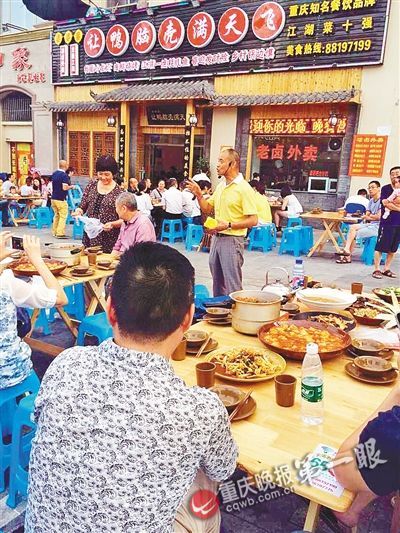 9日18时许,钟先生在一家餐馆前宣传环保理念。 9日18时许,钟先生在一家餐馆前宣传环保理念。