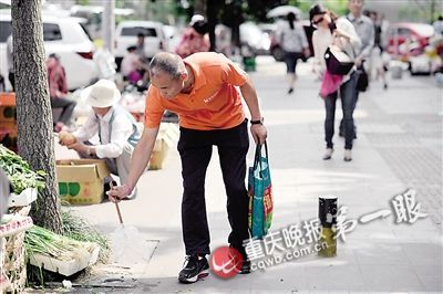 昨日上午,钟先生在街头捡垃圾。 昨日上午,钟先生在街头捡垃圾。